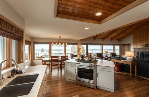 Tolovana Park House | Ocean View Beach Retreat Steps from Haystack Rock
