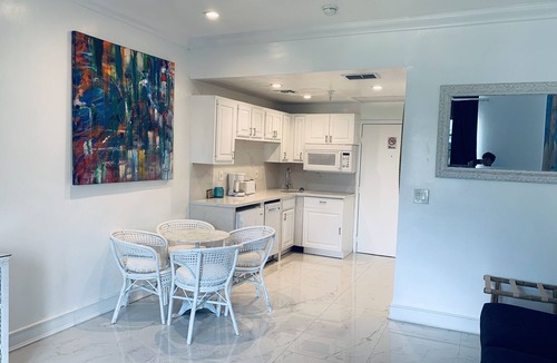 Flamingo/Lummus Apartment | ocean view beachfront charming studio-SoBe on Ocean Dr