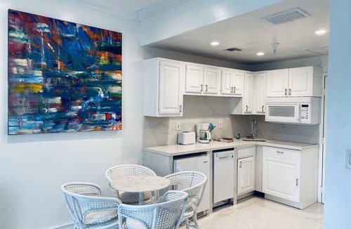 Flamingo/Lummus Apartment | ocean view beachfront charming studio-SoBe on Ocean Dr