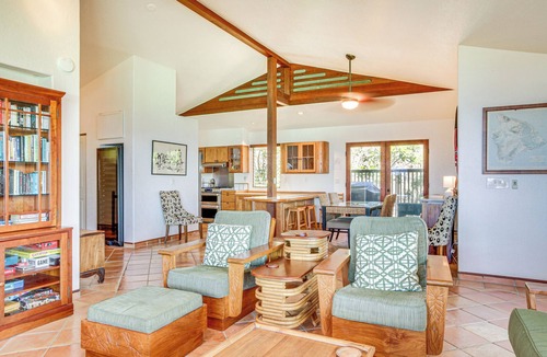 Kona Paradise House | Ocean-View Bungalow: Walk to Pebbles Beach!