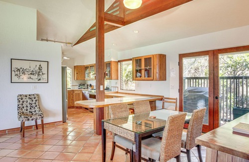 Kona Paradise House | Ocean-View Bungalow: Walk to Pebbles Beach!