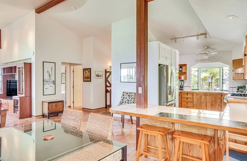 Kona Paradise House | Ocean-View Bungalow: Walk to Pebbles Beach!