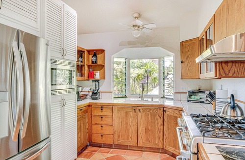 Kona Paradise House | Ocean-View Bungalow: Walk to Pebbles Beach!