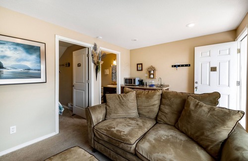 Depoe Bay Cabin | Ocean-view cabin with deck & beach access - dog-friendly