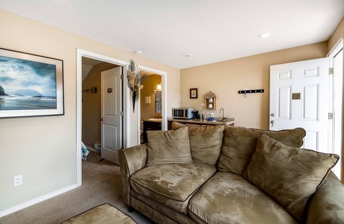 Depoe Bay Cabin | Ocean-view cabin with deck & beach access - dog-friendly