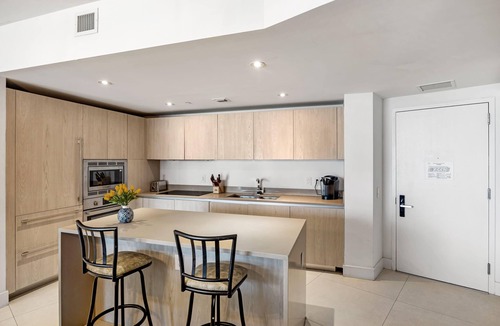 Hollywood South Central Beach Condo | Ocean View Condo with Balcony and Pools