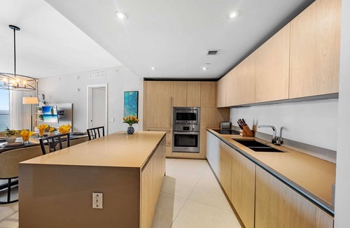 Hollywood South Central Beach Condo | Ocean View Condo with Balcony and Pools