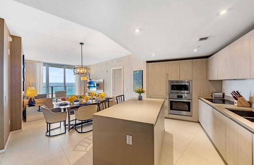 Hollywood South Central Beach Condo | Ocean View Condo with Balcony and Pools