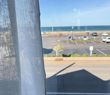 Hull Apartment | Ocean View Cozy Stay 3