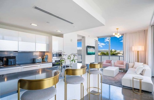 City Center Apartment | Ocean View Elegance | Rooftop Pool, Beach Access
