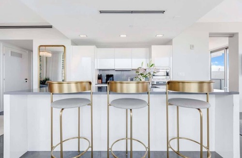 City Center Apartment | Ocean View Elegance | Rooftop Pool, Beach Access