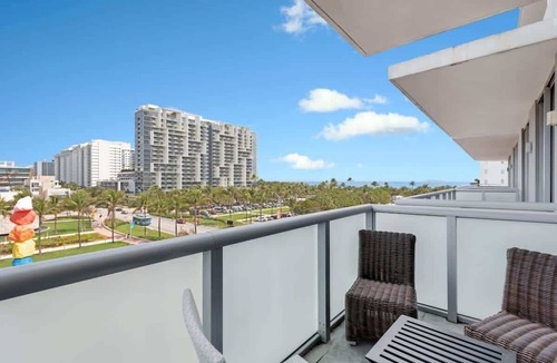 City Center Apartment | Ocean View Elegance | Rooftop Pool, Beach Access
