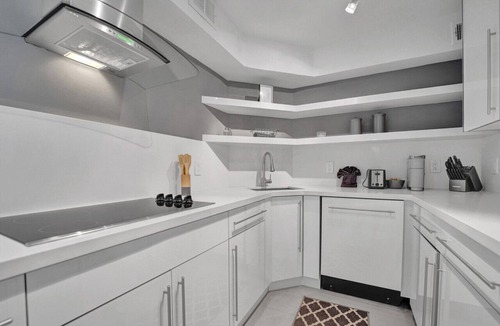 Mid Beach Apartment | Ocean View Elegant 2BDR 2BA Condo Beach Access 714