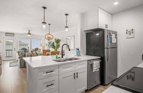 Port Aransas Condo | Ocean View Escape | Balcony Views + Boardwalk to the Beach