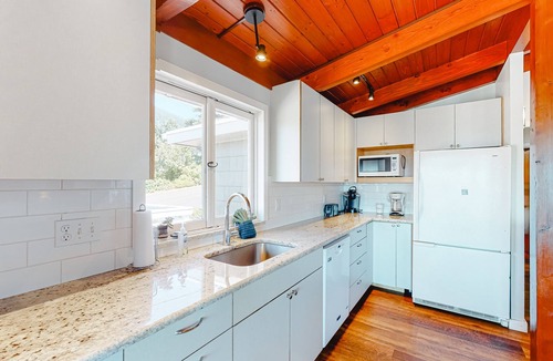 Neahkahnie Beach House | Ocean view home with beach access, washer/dryer, backyard, fireplace - near golf