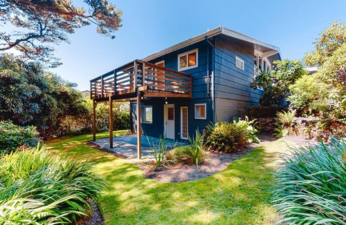 Neahkahnie Beach House | Ocean view home with beach access, washer/dryer, backyard, fireplace - near golf