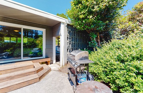 Neahkahnie Beach House | Ocean view home with beach access, washer/dryer, backyard, fireplace - near golf