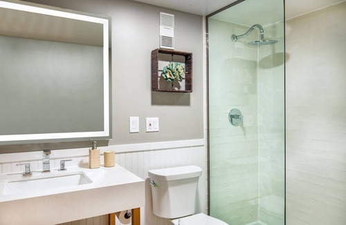 North Ocean City Hotel | Ocean View King, Ashore Resort, Relaxing Beachfront, Oceanfront Dining