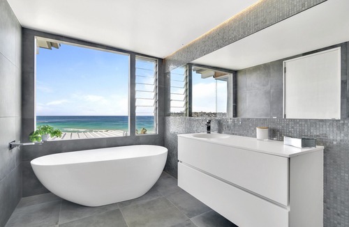Curl Curl House | Ocean View - located in Manly Beach