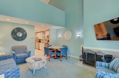 Otter Rock Apartment | Ocean-View Loft with Kitchen & Balcony