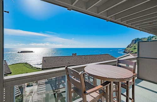 Otter Rock Apartment | Ocean-View Loft with Kitchen & Balcony