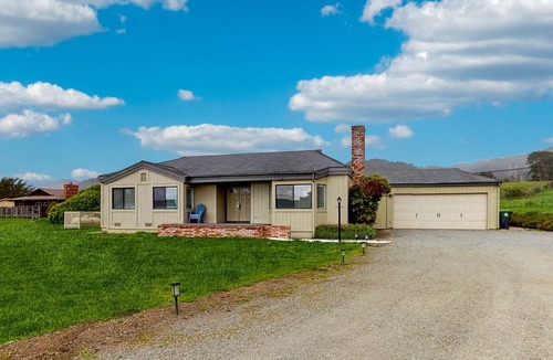 Fort Bragg House | Ocean-View Manor with Large Yard, Walk to Beach