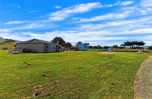 Fort Bragg House | Ocean-View Manor with Large Yard, Walk to Beach