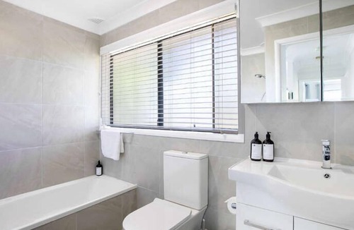 Macmasters Beach House | Ocean View on Beachview at Macs