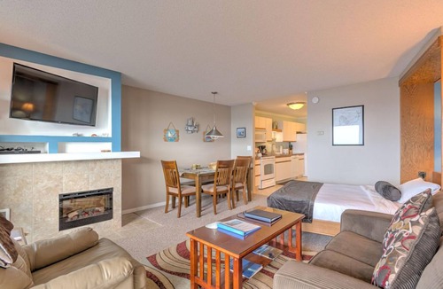 Otter Rock Apartment | Ocean-View Queen Studio with Private Balcony