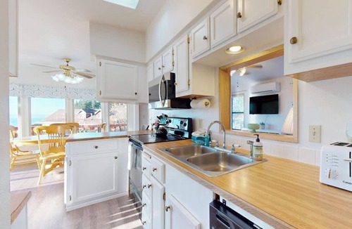 Brookings Cabin | Ocean view retreat with nautical interior, grill, games, & AC