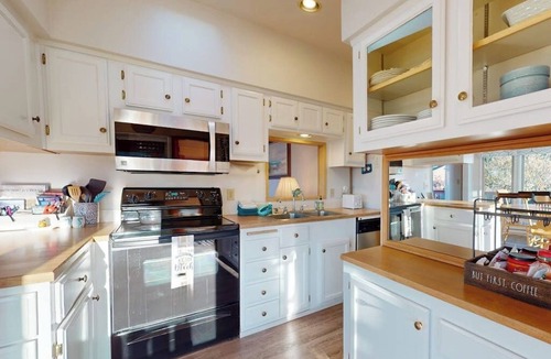 Brookings Cabin | Ocean view retreat with nautical interior, grill, games, & AC