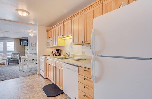 Otter Rock Apartment | Ocean View Studio with Full Kitchen and King Bed