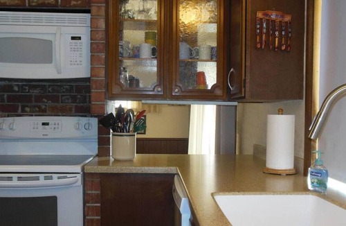 Klipsan Beach House | Ocean view with path to beach