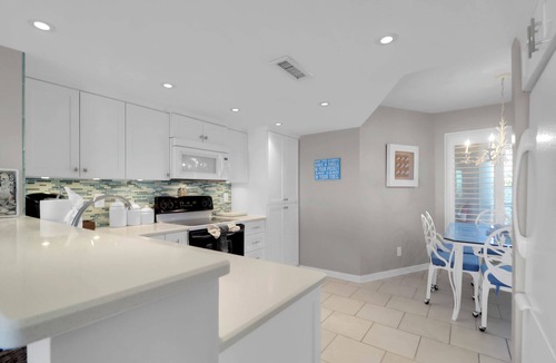 Isle of Palms Condo | Ocean Views Abound! Large Screen Porch, Pool Access - 303H Tidewater