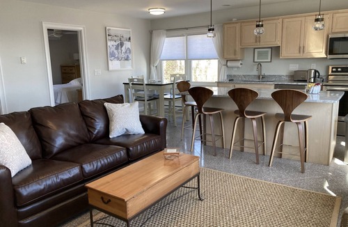 New London House | Ocean Views - Fireplace - Private Beach