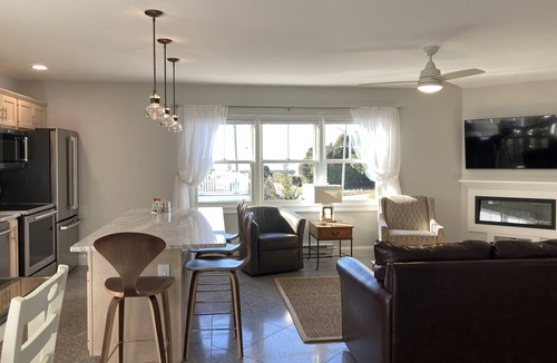 New London House | Ocean Views - Fireplace - Private Beach