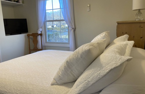 New London House | Ocean Views - Fireplace - Private Beach