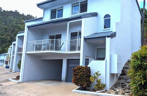 Cannonvale Apartment | Ocean Views Forever - Peace & Quiet up High