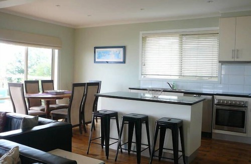 Warrnambool House | OCEAN VIEWS from the Back Deck with Free WIFI