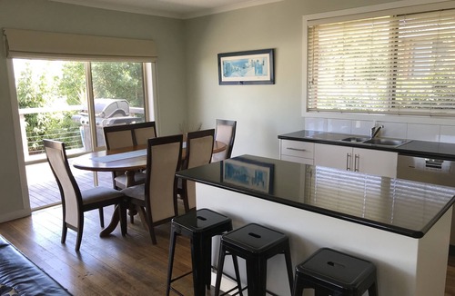 Warrnambool House | OCEAN VIEWS from the Back Deck with Free WIFI