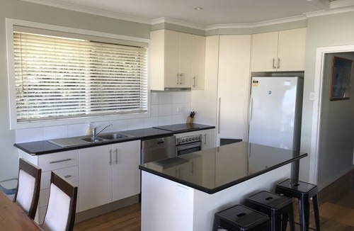 Warrnambool House | OCEAN VIEWS from the Back Deck with Free WIFI