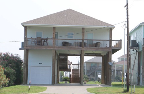 Crystal Beach House | Ocean views from 2 decks, steps away from the beach, kid friendly, wifi