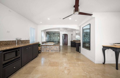 Peninsula Apartment | Ocean Views in Long Beach