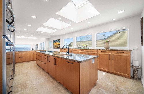 Peninsula Apartment | Ocean Views in Long Beach