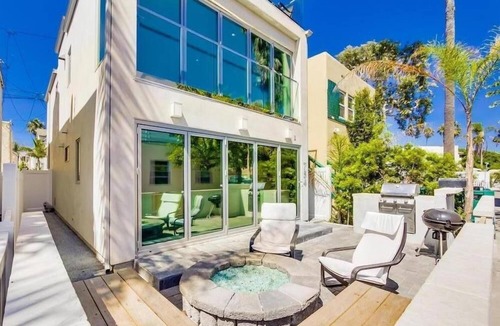 Mission Beach House | OCEAN VIEWS! New Modern Style House-Great for Groups and Families