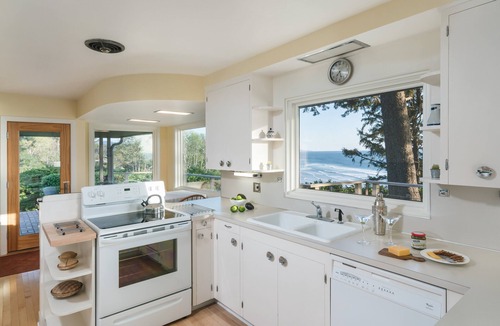 Neahkahnie Beach House | Ocean Views, Outdoor Living, 5min Walk to Beach | The Purcell House by AvantStay