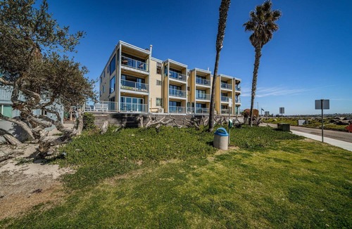 South Mission Beach Condo | Ocean Views * Penthouse * Dogs OK!