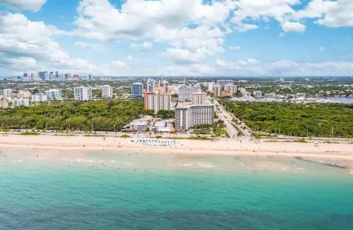 Birch Park Finger Streets Apartment | Ocean Views! Steps from Dining, Shopping, Las Olas