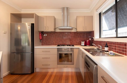 Malua Bay House | Ocean Views Walk to Malua Beach EV & Pet Friendly