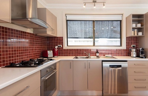 Malua Bay House | Ocean Views Walk to Malua Beach EV & Pet Friendly